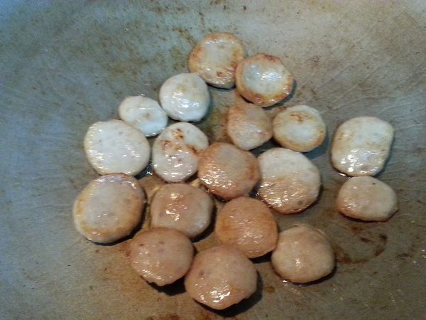 起油鍋先放入貢丸片略煸炒至表面金黃色後,留下約一顆貢丸的份量,其餘的貢丸先盛起備用.