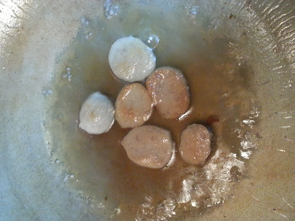 將一小碗水倒入鍋中略煨煮1分鐘後盛出備用