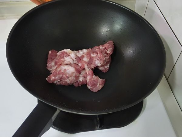 開中火熱鍋，放入豬絞肉拌炒。