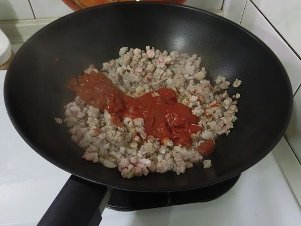 待絞肉拌炒呈半熟、飄肉香，加入李錦記麻婆豆腐醬稍微拌炒。