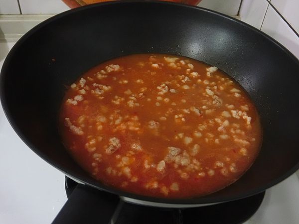 接者倒入食用水。