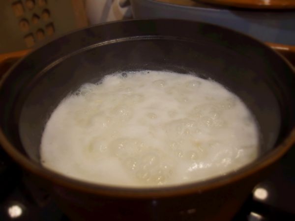 湯鍋中加鮮奶與少許鮮奶油，煮至滾