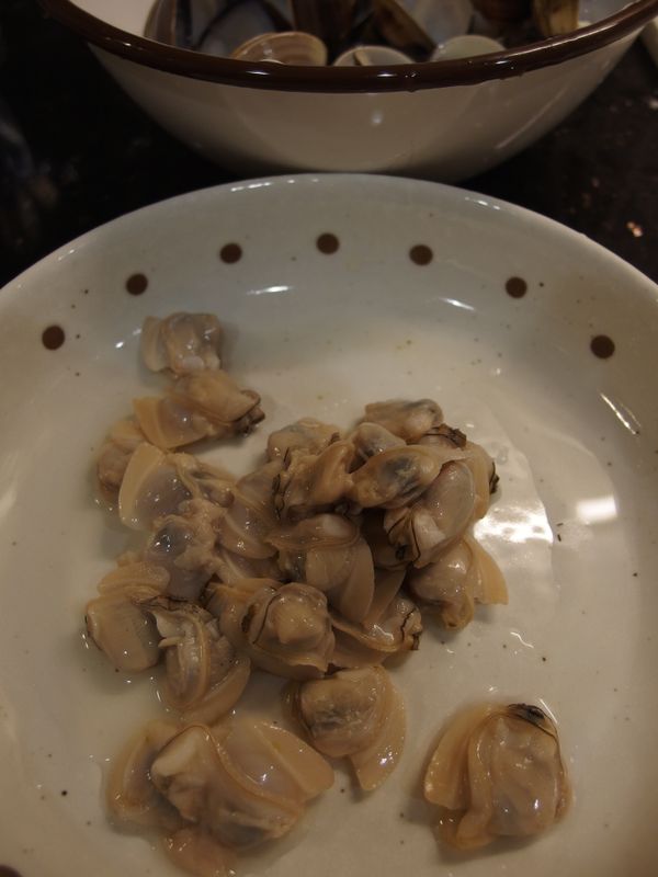 等煮湯的時間將蛤蜊肉挑出來