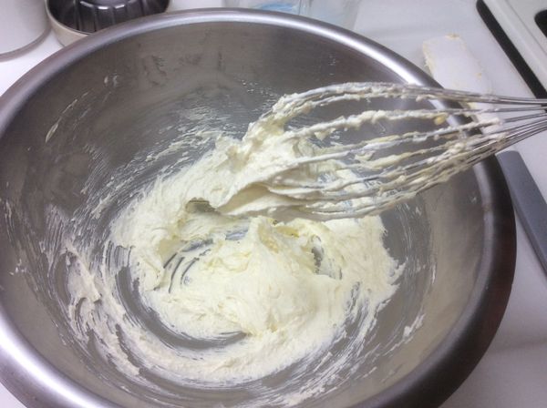 奶油(室溫)+糖類(砂糖、海藻糖)打到變白，呈現乳霜狀，大約打10分鐘。