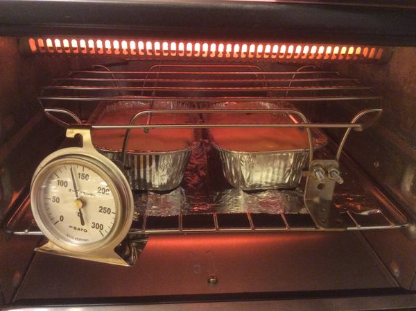 小烤箱：預熱180度，麵糊進烤箱4分鐘後，鋪烘焙紙，烤溫控制在150-160度，再烤6分鐘。