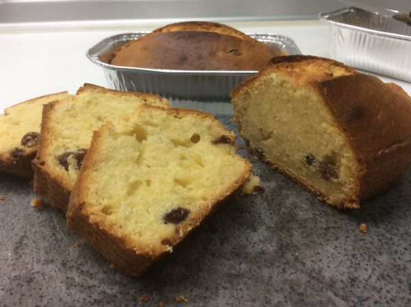 小烤箱烤的，充滿挑戰性，純粹提供大家參考，借用版面為我的烤箱記錄烘烤過程。烤好的磅蛋糕，屬重奶油口味，會回潮，隔一、兩天再吃，更好吃！