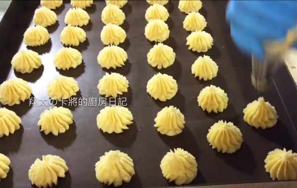 用中或大型擠花嘴擠出麵糊在烤盤上 , 烤溫上火180/下火150 - 烤18-20分 
（放下層烤）依照擠花大小調整烤溫及時間
⭐只加蛋黃～口感酥鬆,加全蛋～口感適中,只加蛋白～口感酥脆