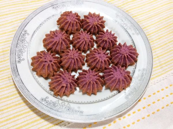 🍠紫薯奶油曲奇餅乾 
無鹽奶油240g、糖粉130g、全蛋1個、低粉360g、紫薯粉35g、水60-70g （紫薯粉先調合水混合均勻再加入步驟3全蛋液之後的步驟後才加低粉）