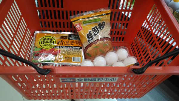 採買所需的蛋，我選義進的，麵包粉，和香腸各一包