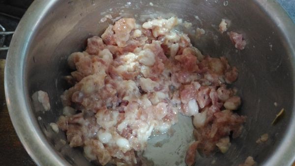 香腸三根皮剝掉，香腸肉剁末越細越好，加一些麵包粉，和一顆蛋的蛋白，再加上些許鹽，然後充份攪拌