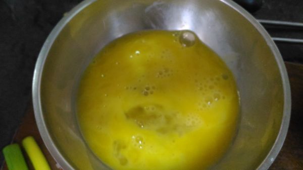 一顆蛋和剛剛剩下的蛋黃充份攪拌