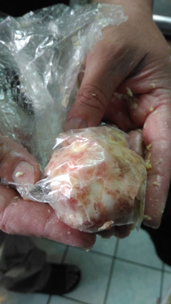 攪好的肉用塑膠袋，把水煮蛋包好