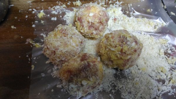 然後沾攪好的蛋沾麵包粉，再沾蛋在沾麵包粉，後靜置5分