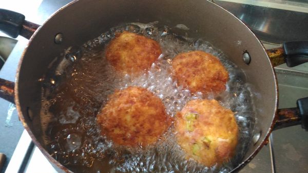 攝氏190度炸到金黃，送進烤箱200度烤15分，就可以享用。