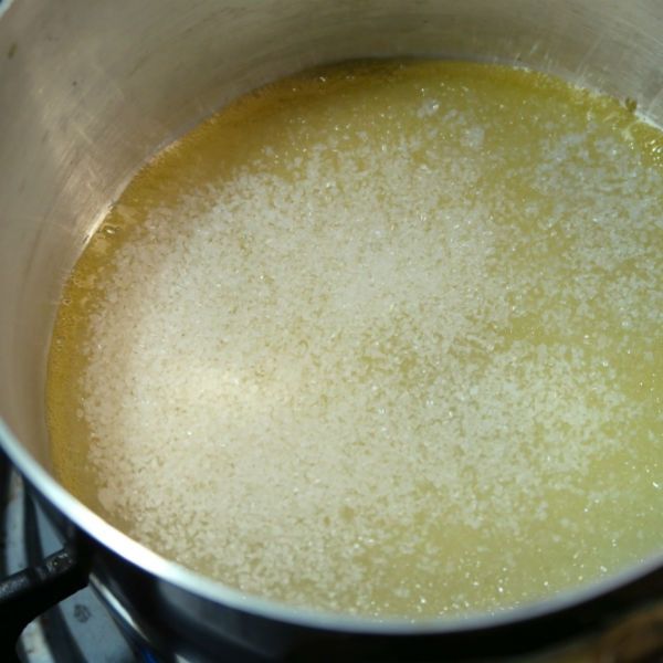 焦糖液

1.白砂糖糖先加1大匙水，在厚底鍋裡小火燒滾到變淺褐色。
2.把剩下2大匙水加入煮均勻，做成焦糖液。
   (煮滾的糖溫度很高，加水時會有蒸汽，請一定要小心！)
3.將焦糖液趁熱平均倒入烤盅裡。