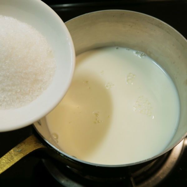 布丁液 Step：1

牛奶、白砂糖和香草精(或香草醬)在小鍋子裡混和，放在爐火上加熱到糖融化，邊緣微滾就可以關火，稍微放涼。