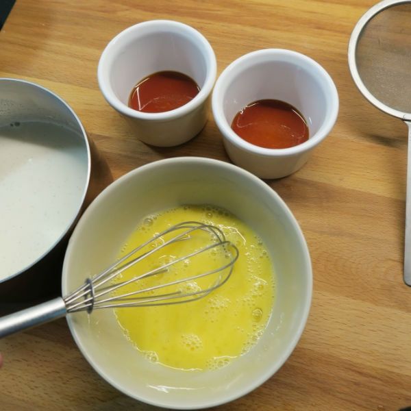 布丁液 Step：2

雞蛋用打蛋器打散