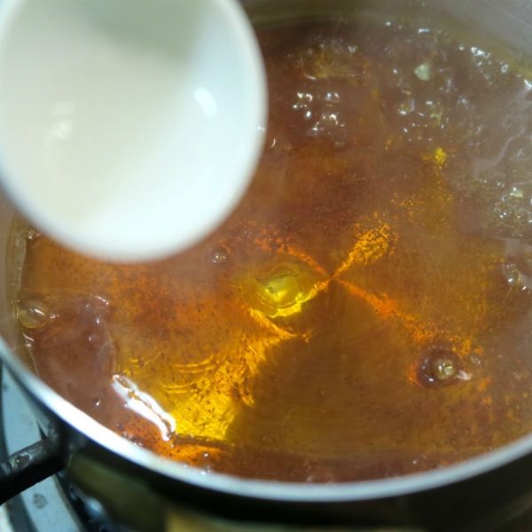 布丁液 Step：3

將作法1的牛奶倒入蛋液中。把做好的布丁液倒入已經加了焦糖的烤盅，