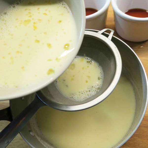 布丁液 Step：4

過濾出的渣渣就不要了，攪拌後過篩兩次。