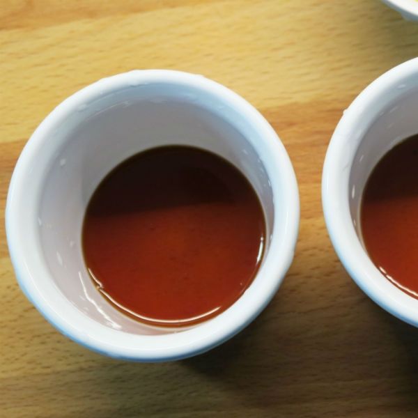 布丁液 Step：5

把做好的布丁液倒入已經加了焦糖的烤盅。