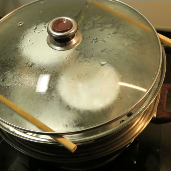 布丁液 Step：7

蒸籠底部加水煮滾，轉中火放入烤盅，蓋上蓋子並且在蓋子和蒸籠中間夾上兩根筷子讓部分蒸氣散出(重要！)。蒸20-25分鐘。