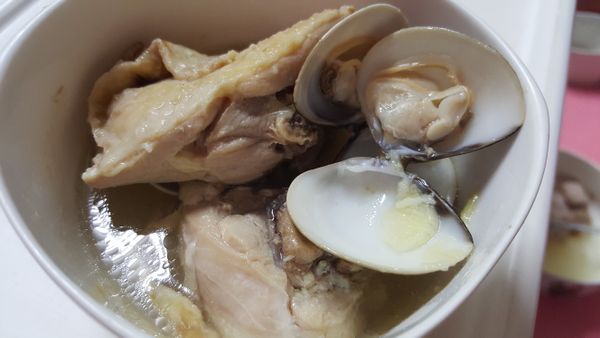接著雞湯加入少許的鹽跟蛤蜊，外鍋再加入第二次水跳起悶10分鐘就完成囉