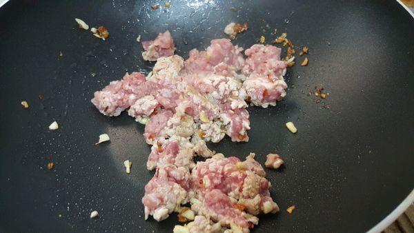 平底鍋放豬油或橄欖油適量加入蒜末、豬絞肉炒到半熟
