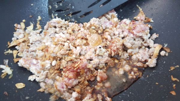 倒入醬油跟冰糖拌炒讓絞肉均勻上色