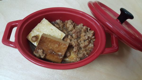 電鍋跳起後，加入百頁豆腐煮滾到百頁熟就可以囉～