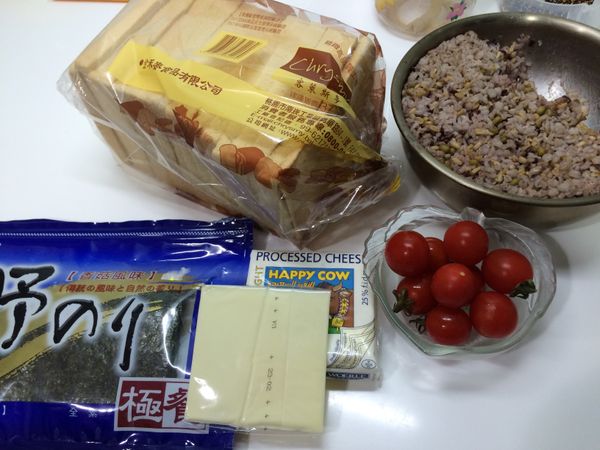 簡易版的食材大集合，黃色起士和黑色海苔片，配色食材是生活中最取得容易的。白飯.五穀飯都可以搭配，調味料隨個人口味增減。升級版的食材可以增加玉子燒.花椰菜.肉丸子.香菇堡⋯