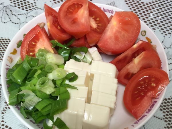 牛番茄 豆腐切塊 蔥花 備用