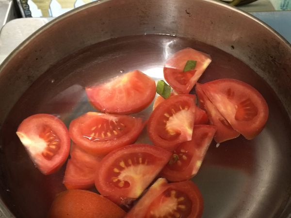 牛番茄加水 開中大火煮至滾沸
