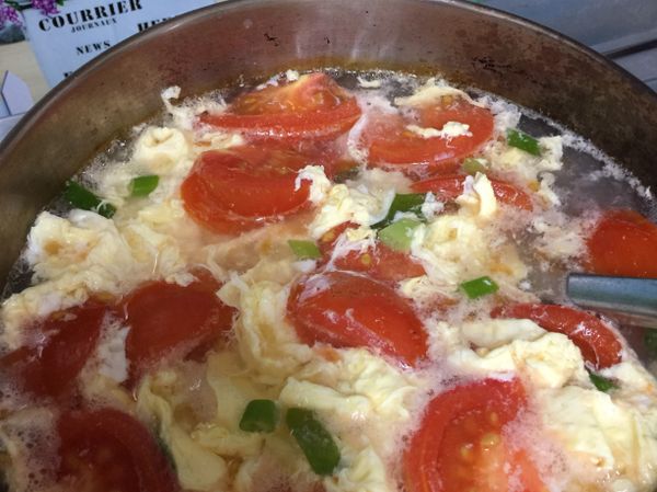 加入豆腐 蛋液 些許蔥末 加鹽巴調味