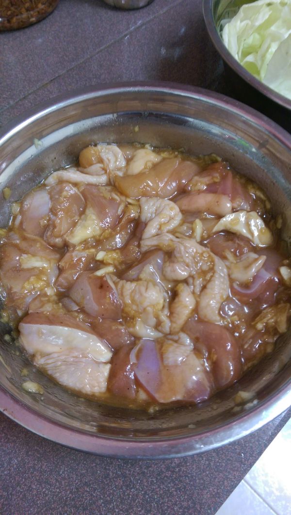 兩大片雞腿肉切塊，如果怕皮太肥也可以去皮切塊，醬料拌勻醃製20分鐘，備用~