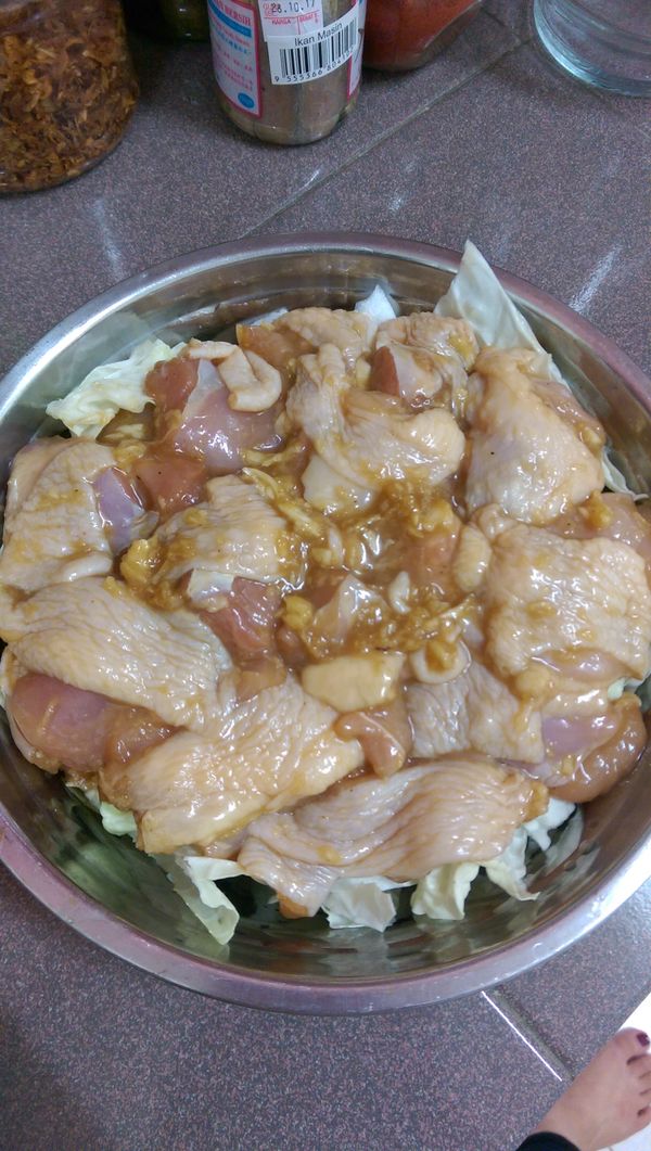 20分鐘後把雞肉好好的鋪在白菜上，最好是不要重疊，怕不熟