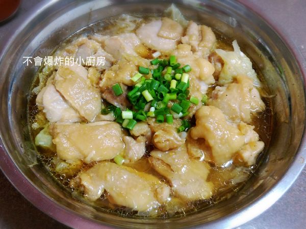 蒸好之後可以把白菜和雞肉拌勻撒上蔥花享用啦~~