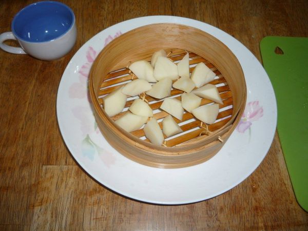 將馬鈴薯放入蒸籠