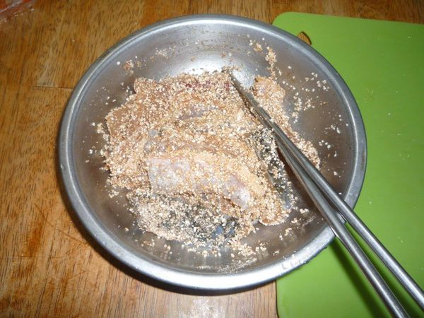 將草魚輕輕伴勻，讓每片魚都沾上蒸肉粉