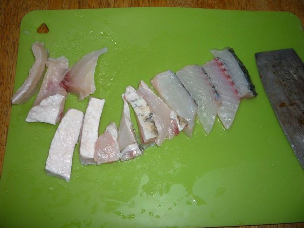 草魚肉質細，纖維短，極易破碎，切魚時應將魚皮朝下切長條