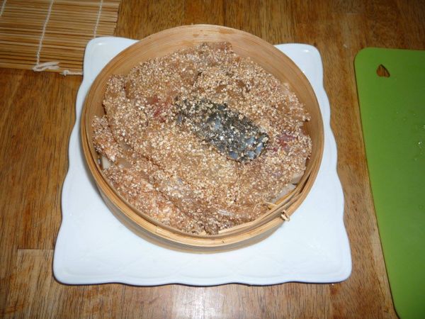 把拌勻的草魚放進馬鈴薯上