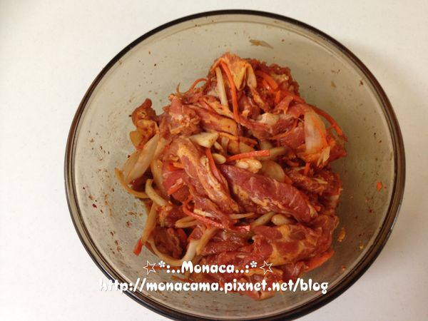 洋蔥絲:1/2顆(110g)
紅蘿蔔絲:1/4條(65g)
蔥白、綠圈:1大條(60g)
辣椒圈:1條
蒜末:1大匙(2顆)
薑末:1小匙
，接著準備蔬菜料，留下些許蔥綠跟辣椒圈後將蔬菜混入肉片跟醃料裡稍微拌勻。