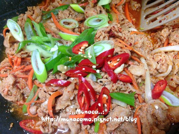 水:1/2米杯(90g)
，用一大匙沙拉油起油鍋再加入所有材料大火炒熟，過程中再加入水一起悶炒，起鍋前加入剩下的辣椒圈跟蔥綠拌炒一下即可。