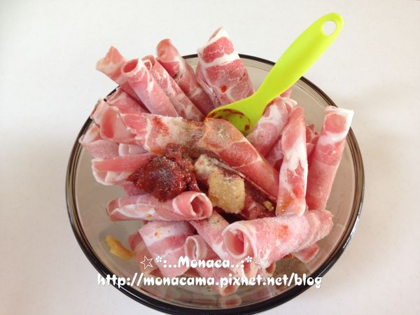 豬肉火鍋肉片:500g
醃料:
糖:2大匙(30g)
胡椒粉:1小匙
韓式辣椒粉:2大匙
韓式辣椒醬:1大匙
香油:1大匙
酒:1大匙
醬油:2大匙
鹽:1/3小匙
，豬肉片加入醃料。