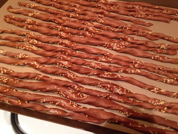 捲成螺旋狀，並進行最後發酵約15分鐘。