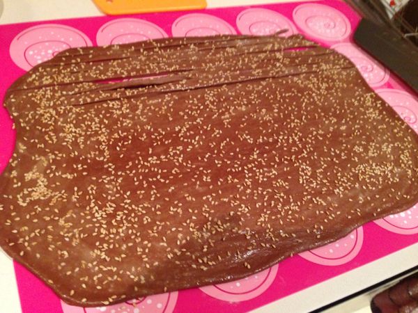 先塗上蛋白再均勻撒上白芝麻。