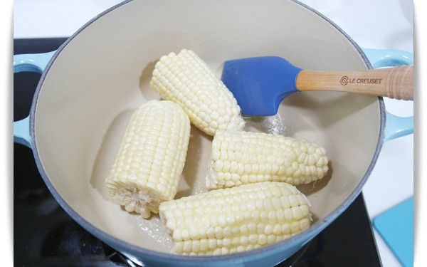 在鍋中放入一大匙奶油溶化後放入玉米煎烤。