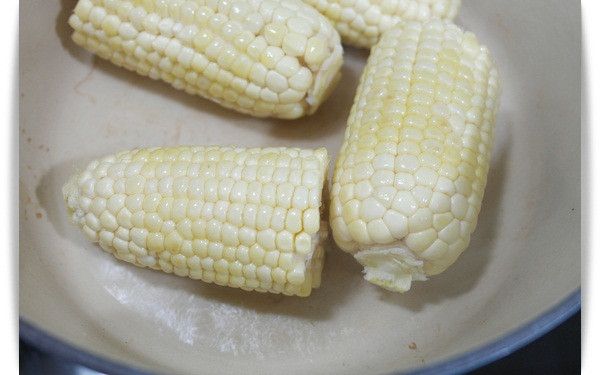 煎至上色後倒入水蓋上鍋蓋以小火蒸煮約5分鐘，關火撒上鹽.黑胡椒及醬油稍微翻動後即完成。