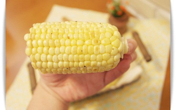 經過煎煮後的玉米香氣更是逼人，經過加熱後甜度更提升唷 ♡熱呼呼的奶油玉米好好吃，帶著些許醬油香氣比較不會膩。