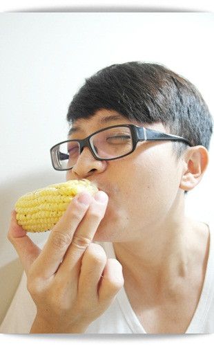 簡單又快速完成奶油玉米不須烤箱即能完成。北海道水果牛奶玉米每一口都好清脆、水分甜又多，味道及口感跟一般玉米還真的不一樣呢 ♡