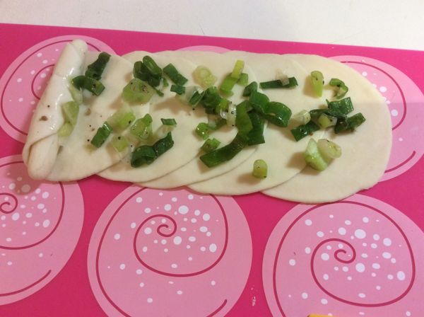 均勻撒上適量蔥花，由左邊的中心梗開始向右捲起（確實捲緊才會美美的）